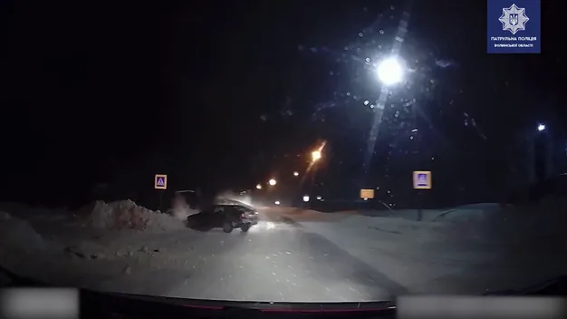 З мигалками та сиреною: погоня у Луцьку завершилася у заметі (відео)