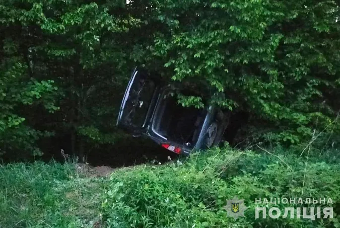 У Луцькому районі п'яна дитина на «пежо» збила чоловіка та злетіла у кювет (фото)