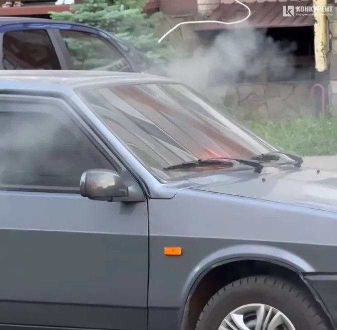 У Луцьку в дворі зайнялась припаркована автівка