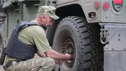 Броньований «Humvee» і трофейний Т-72: показали, як воїни 14-ї ОМБр ремонтують техніку (фото)
