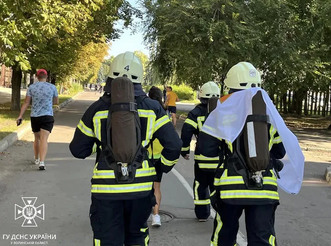 Бігли за Героїв: у Ковелі рятувальники долучились до патріотичного забігу (фото)