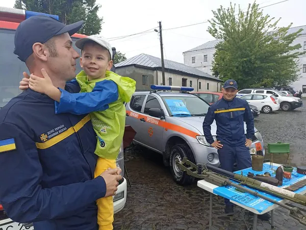 У Луцькому замку сапери ДСНС познайомили дітей зі смертоносними предметами (фото)