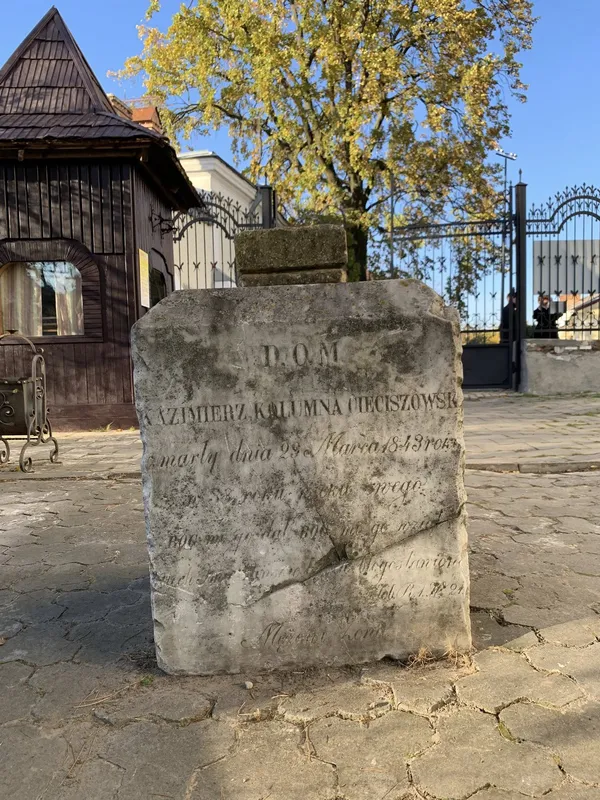 Де в Луцьку були католицькі кладовища: надгробки досі лежать у центрі міста (фото)