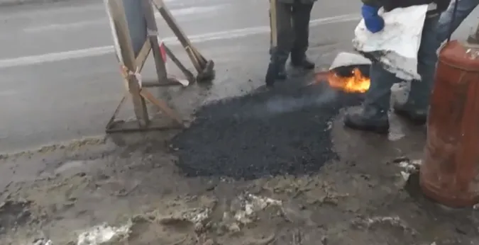 У Луцьку в сніг латають дороги (відео)
