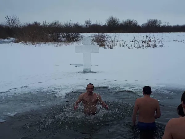 Хто з відомих волинян скупався в ополонці на Водохреще (фото)