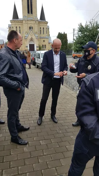 «Вступили у шарпанину»: у Луцьку виник конфлікт між муніципалами й оштрафованими порушниками (фото)