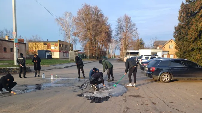Змусили вимивати дорогу та оштрафували: на Волині покарали «дрифтувальників» (фото)
