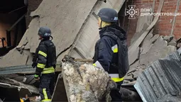 Атака на Дніпро: троє поранених, зруйновані будівлі та понівечені автівки (фото)