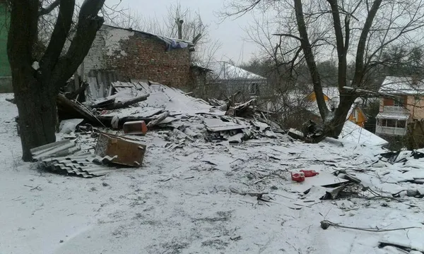Луцькі муніципали прибирали мотлох зі знесених сараїв (фото)