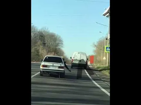 У Луцьку пасажир BMW їхав з пістолетом в руці (відео)