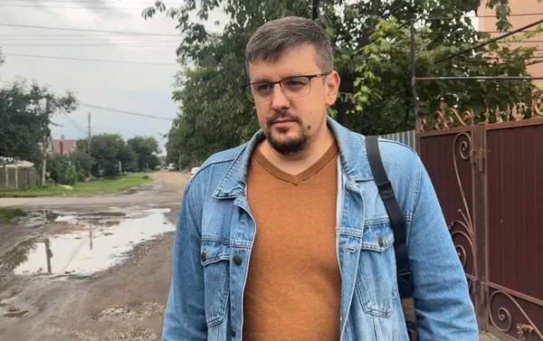 Ями, болото після дощу і жодного тротуару: у Луцьку жителі Степової чекають на ремонт дороги (фото, відео)