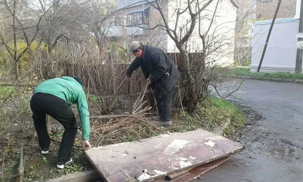 Муніципали продовжують зносити саморобні паркани у Луцьку (фото)