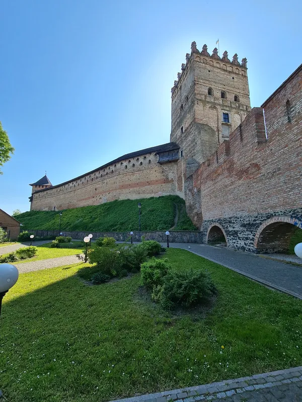 Цвітуть кульбабки і бузок: травень біля стін Луцького замку (фото)