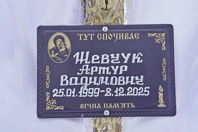 Поховали біля мами: Володимирська громада провела в останню дорогу молодого воїна Артура Шевчука