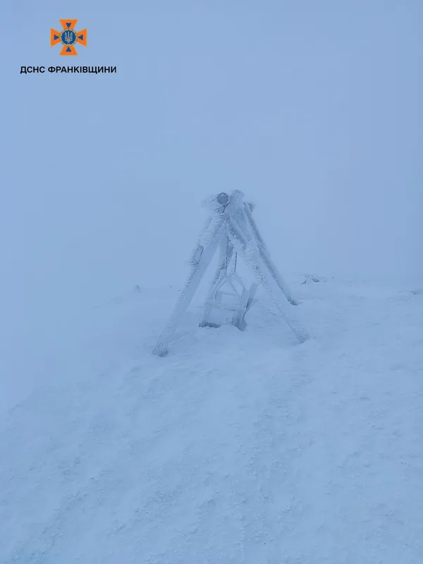 🌨 Зима повертається: у Карпатах випав сніг та вдарив мороз -8°C