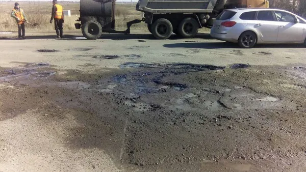 Як ремонтують дороги на Волині