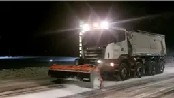 Снігопад: на Волині цілодобово чистять і посипають дороги (фото, відео)