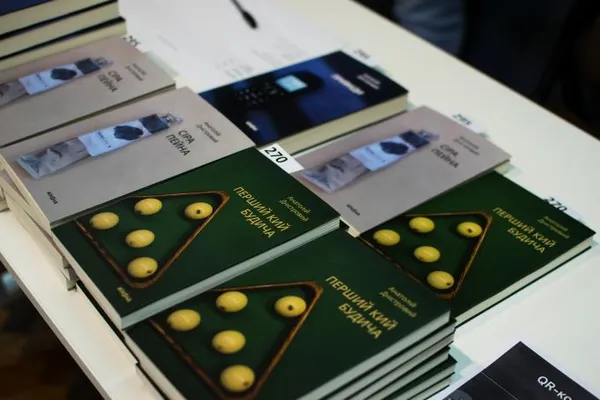 Мистецтво, зміни та міста: у Луцьку військовослужбовець Анатолій Дністровий презентував трилогію (фото)