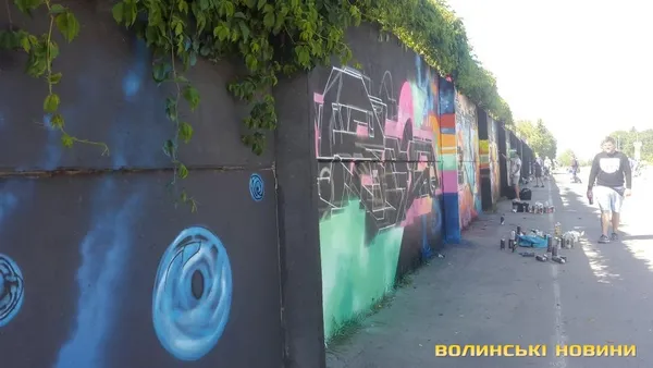 Паркани Луцької картонно-паперової фабрики розмальовують понад 30 графітчиків