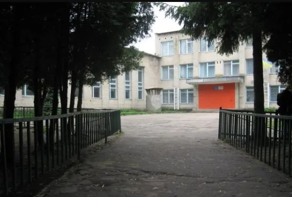 У Володимирі школярам заборонили під час уроків виходити за межі навчального закладу