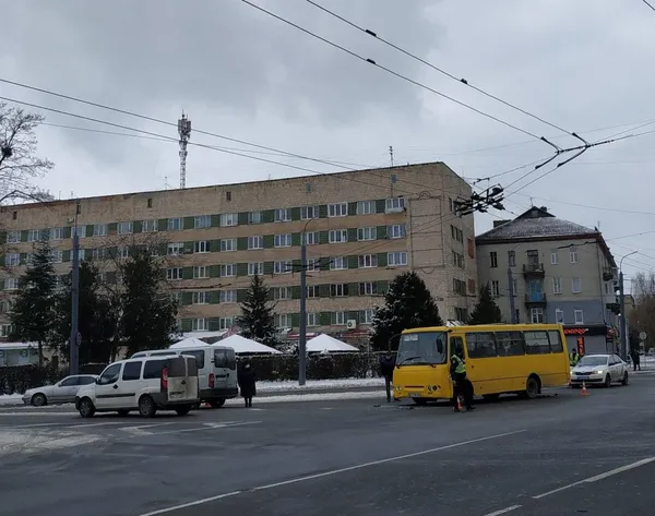 У Луцьку біля медколеджу не розминулися «опель» і маршрутка (фото)