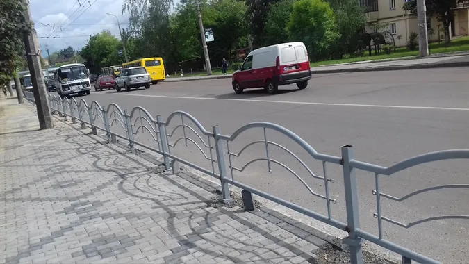 На вулиці Глушець у Луцьку встановлюють огорожу (фото)