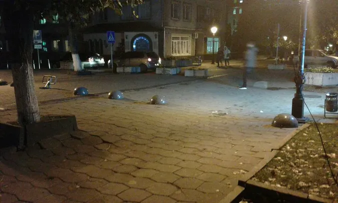 На Лесі Українки зруйнували обмежувач руху (фото)
