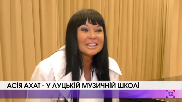 Асія Ахат подарувала скрипку юній музикантці (відео)