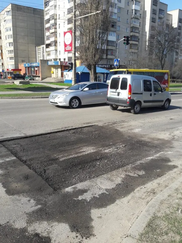 На луцьких вулицях почали латати ями (фото) 