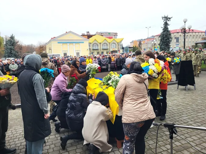 Багато квітів та сліз: у Ковелі попрощалися із захисницею Мариною Ізотовою (фото)
