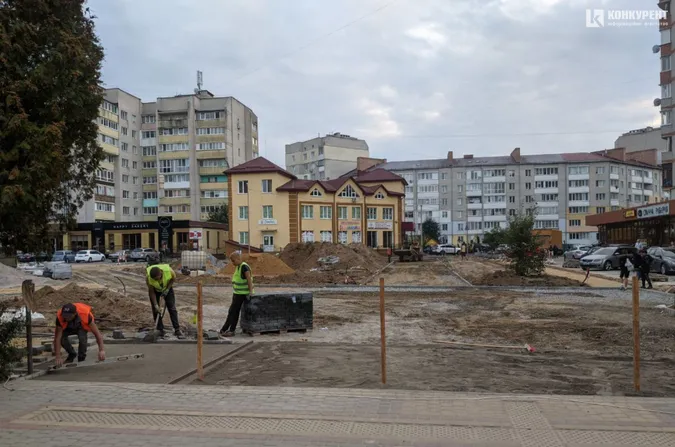 Як просувається будівництво скверу біля луцької школи № 26 (фото)