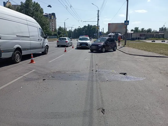 Виїхав на «зустрічку»: у Луцьку в ДТП постраждали троє дітей (фото, відео)