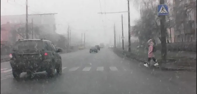 У Луцьку водій обганяв автомобіль і мало не збив дитину (відео)