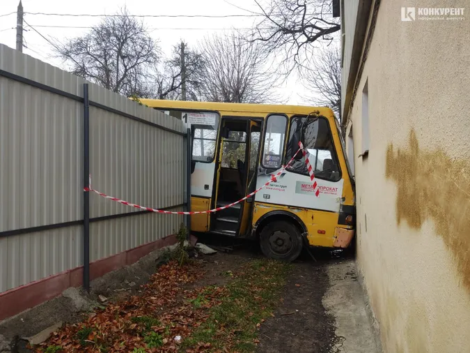 У Луцьку маршрутка в'їхала в будинок: водія без свідомості забрала «швидка» (фото)