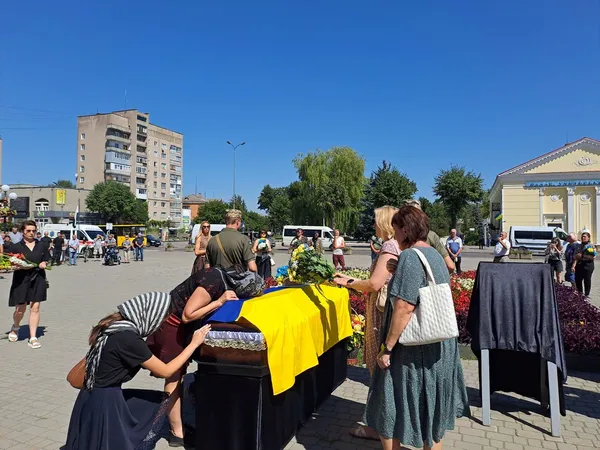 Отримали сповіщення в день 48-річчя: на Волині провели в останню путь воїна Олександра Резванюка (фото)