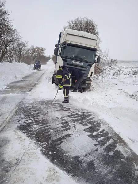 За добу із снігових заметів на Волині звільнили три автобуси й дві вантажівки (фото)