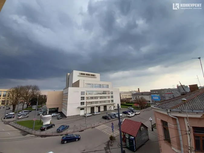 Над Луцьком нависли грозові хмари (фотофакт)