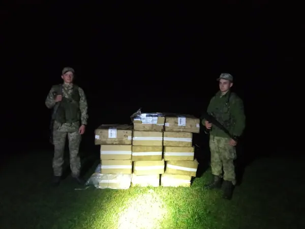 На Волині контрабандисти заховали в кущах майже 7 тисяч пачок сигарет (фото, відео)