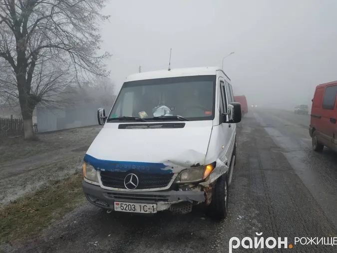 Розкидані продукти і зім’яті автомобілі: у Рожищенському районі – аварія (фото)