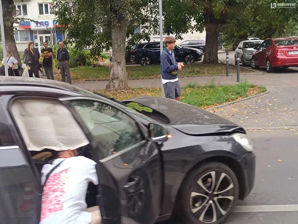 Розтрощило передок: на проспекті Волі серйозна аварія з двома авто (фото)