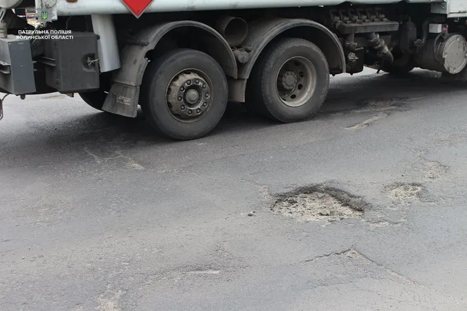 Ями по шість сантиметрів: волинські патрульні обстежили Львівську (фото)