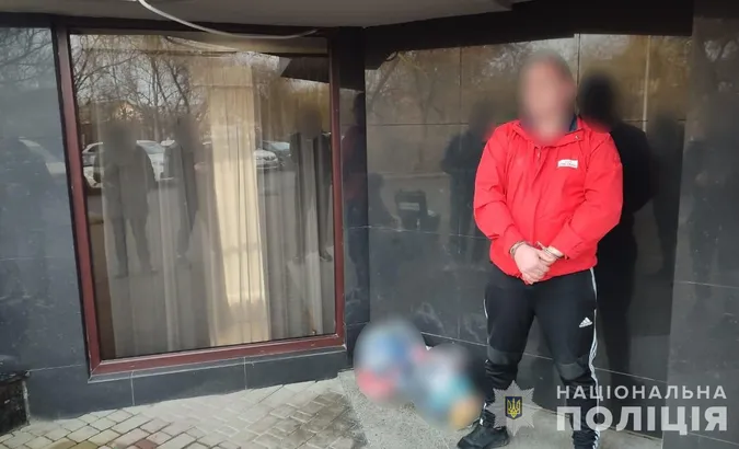 Ховали в одязі: волинські поліцейські викрили масштабну схему торгівлі метадоном (фото, відео)