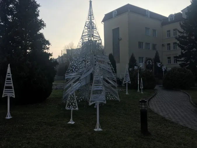 Біля Луцькради встановили чудернацьку ялинку (фото)