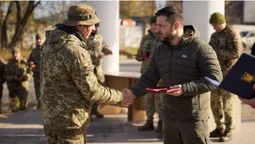 Зеленський нагородив орденом морпіха з Волині у деокупованому Херсоні (фото)
