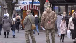 Повістки чи листівки? У центрі Луцька – палатка з військовими (відео)