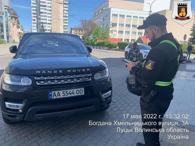 Залишив Land Rover посеред тротуару: в Луцьку оштрафували паркохама (фото)