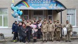 На Волині військовий оркестр зустрів з пологового дружину полеглого побратима (відео)