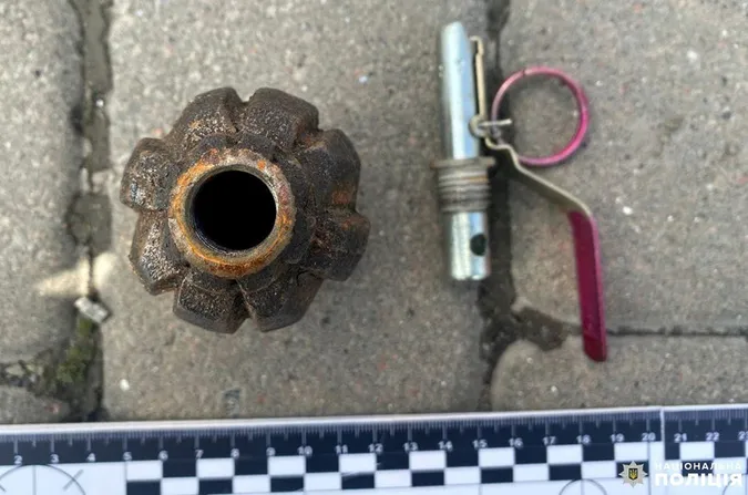 У Рівному діти на смітнику знайшли гранату (фото)