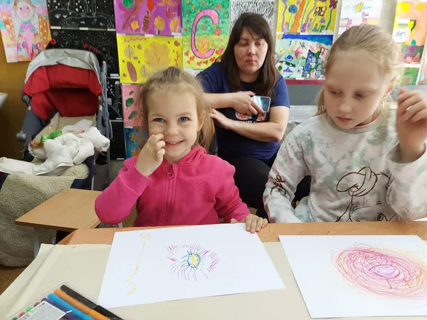 «А в кінці ми обіймаємося»: як у Луцьку працює арттерапія для біженців (фото)