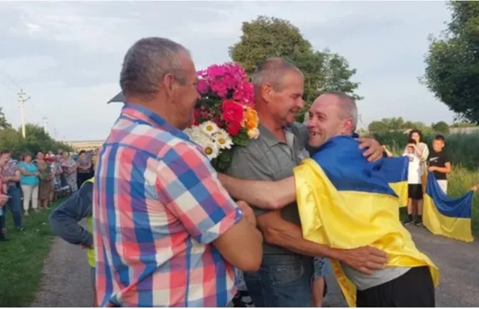 Усмішки крізь сльози: на Волинь з полону повернувся Леонід Карига (фото)